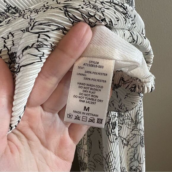 ✨ ASTR The Label Pleated Floral Faux Wrap Blouse White Black Medium - Picture 11 of 13